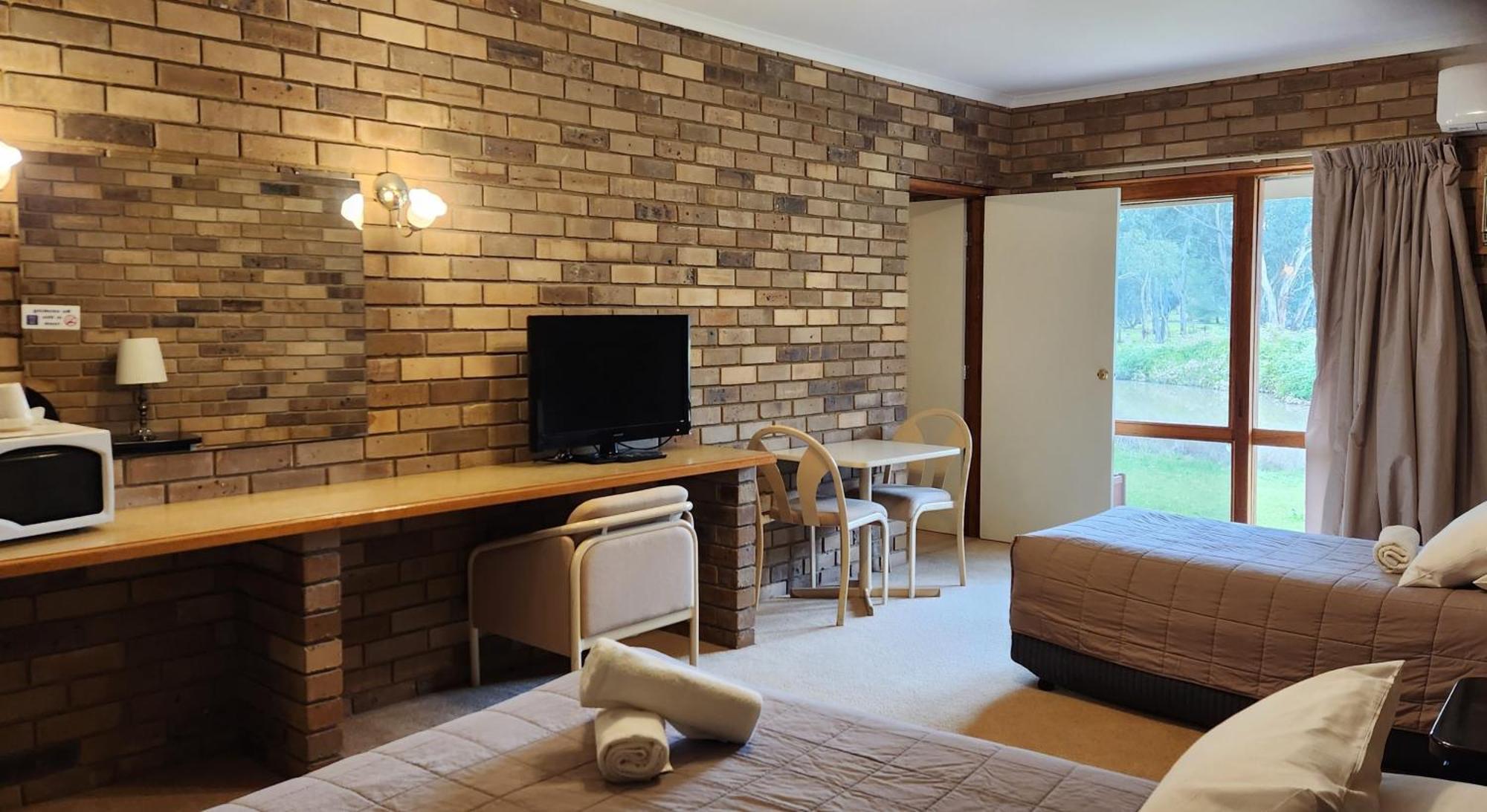 Magdala Motor Lodge & Lakeside Restaurant สตาเวล ภายนอก รูปภาพ